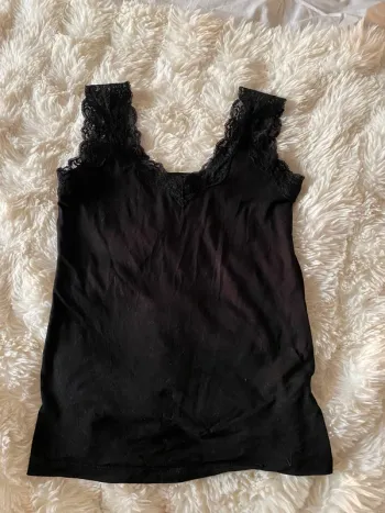 Top noir avec bretelle dentelle taille S
