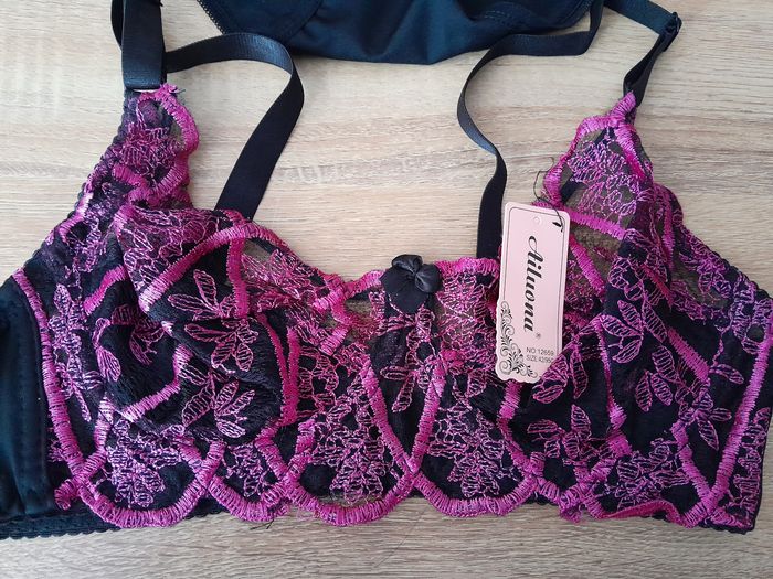 soutien gorge dentelle noire et rose fushia 95C + culotte XL - photo numéro 2