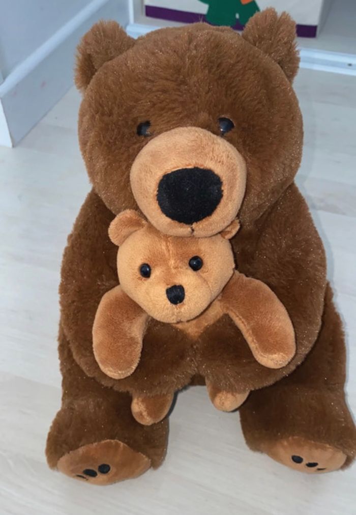 Ours en peluche et bébé
