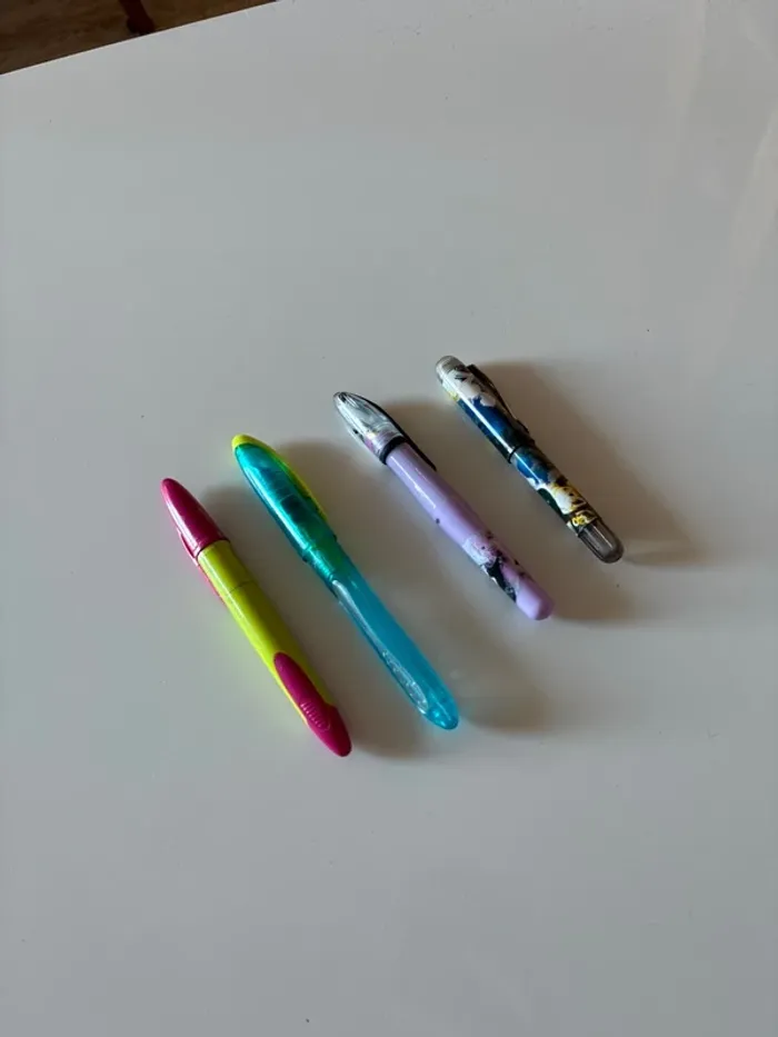 Lot de 3 Stylos plumes et un stylo