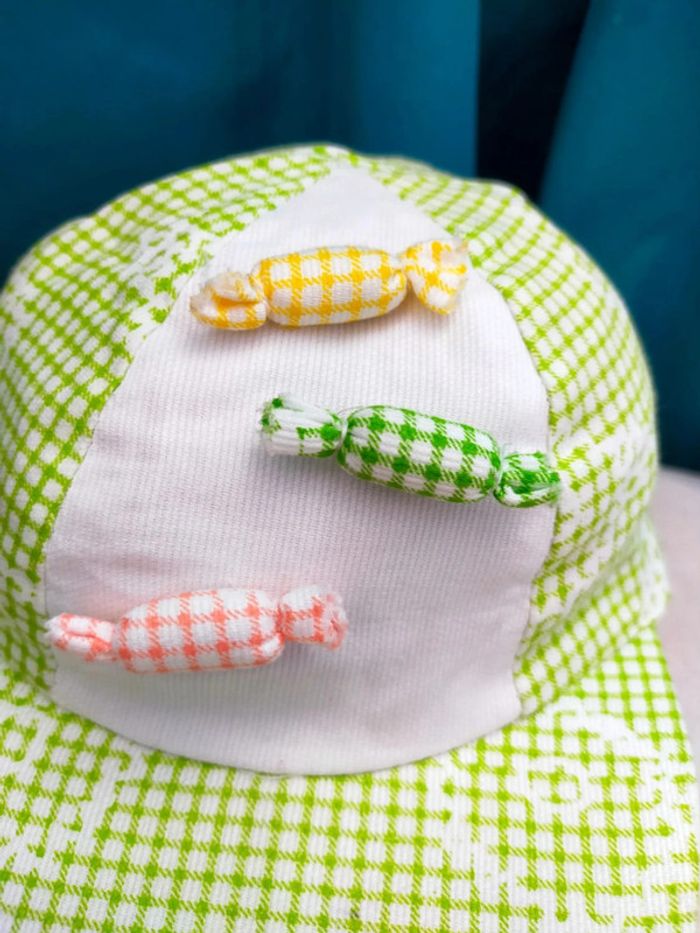 Casquette bébé vichy vert – motif bonbons cousus - photo numéro 3