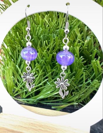 Boucles d’oreilles marguerite fleur et perle mauve 