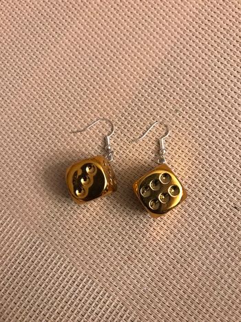 Boucles d’oreilles dés dorés