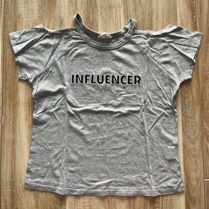 T shirt épaules visibles
