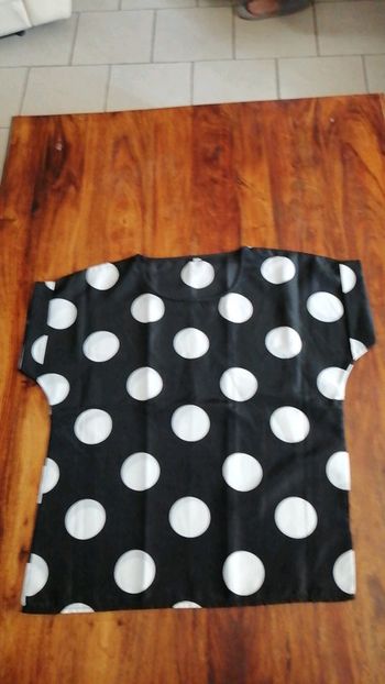 T-shirt fluide noire à pois blancs