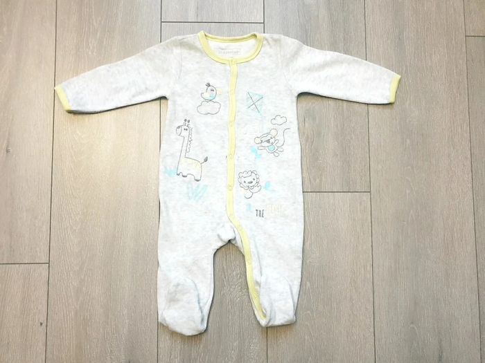 Pyjama gris/ jaune/bleu. Garçon 6 mois. Marque In Extenso