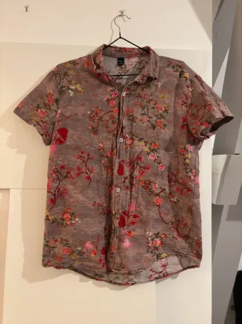 Chemise mauve à motifs