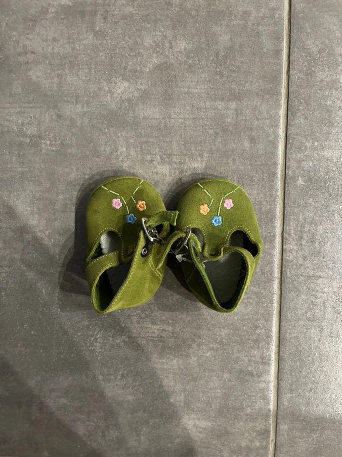 Chaussure pour bébé kaki fleuri
