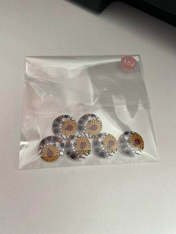 Mercerie - Lot de 6 boutons en bois à fleurs