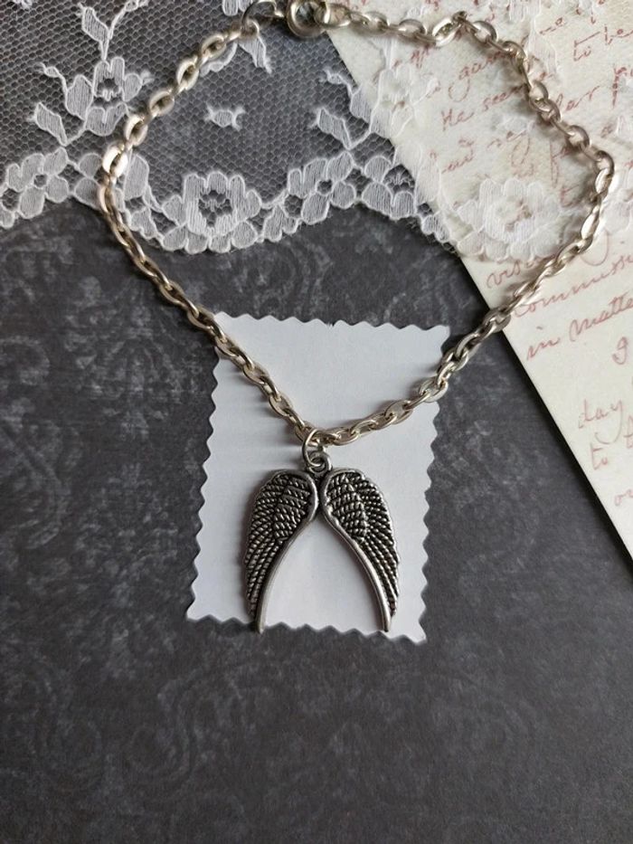 magnifique bracelet avec breloque aile d'ange couleur argenté - photo numéro 2