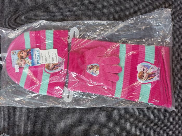 ensemble bonnet gants écharpe la reine des neige rose et trait bleu