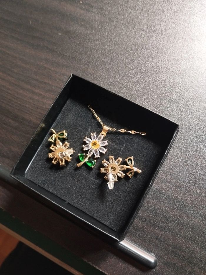 Boucles d'oreilles et pendentif fleur avec coffret cadeau - photo numéro 4