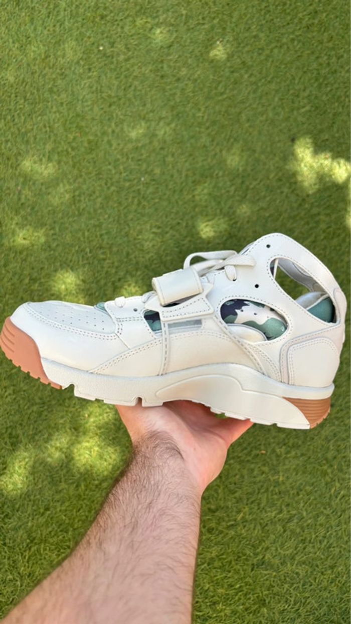 Nike Air Trainer Huarache Corteiz Light Bone chaussures montante blanche - photo numéro 4