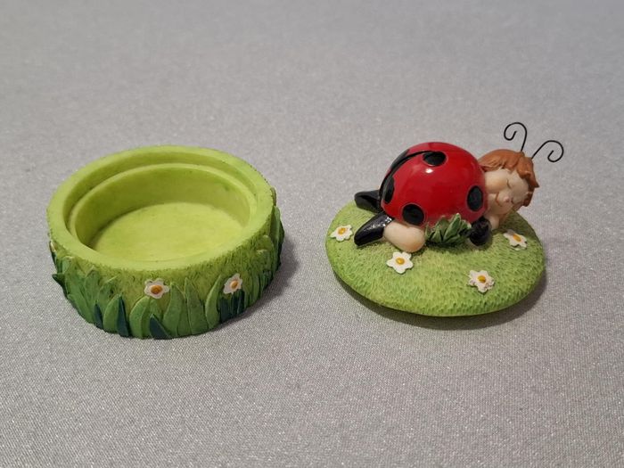 Jolie petite boîte à bijoux (ou dents de lait) coccinelle en résine excellent état - photo numéro 3