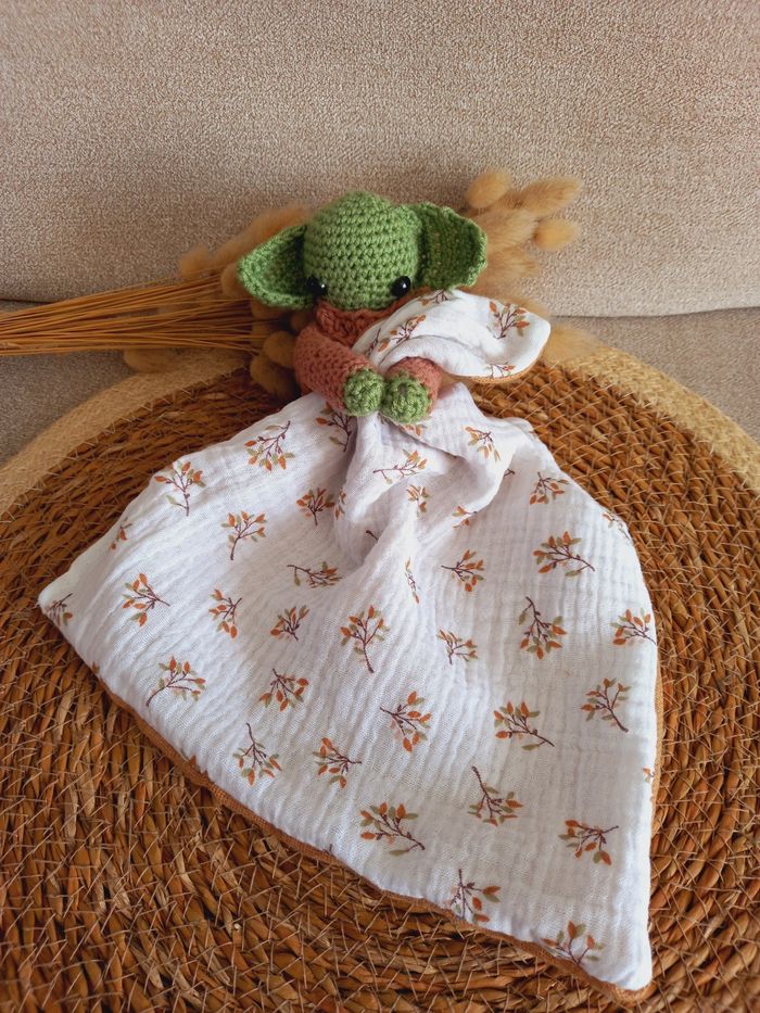 Doudou plat baby yoda star wars amigurumi au crochet - photo numéro 2