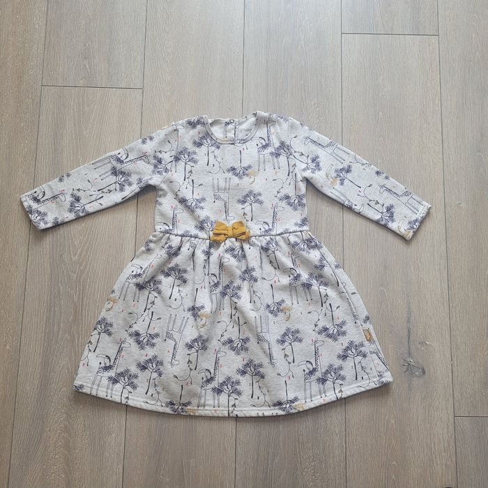 Très jolie robe grise, avec motif girafe. Fille 4 ans. Marque Petit Béguin Bio