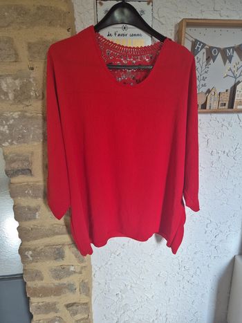 Magnifique blouse rouge flamboyant avec dos brodé rouge taille 48/50