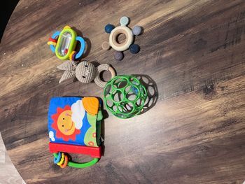 Lot de 8 jouets d’éveil pour bébé en bon état, idéal pour stimuler la curiosité et la motricité des tout-petits.