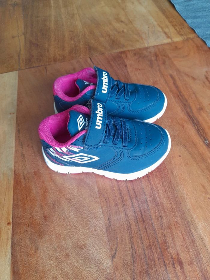 Basket Umbro fille taille 22 - photo numéro 2