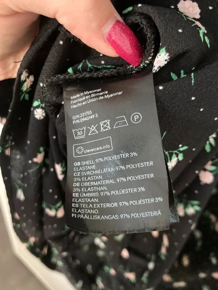 Robe noire à détails fleuris - photo numéro 8