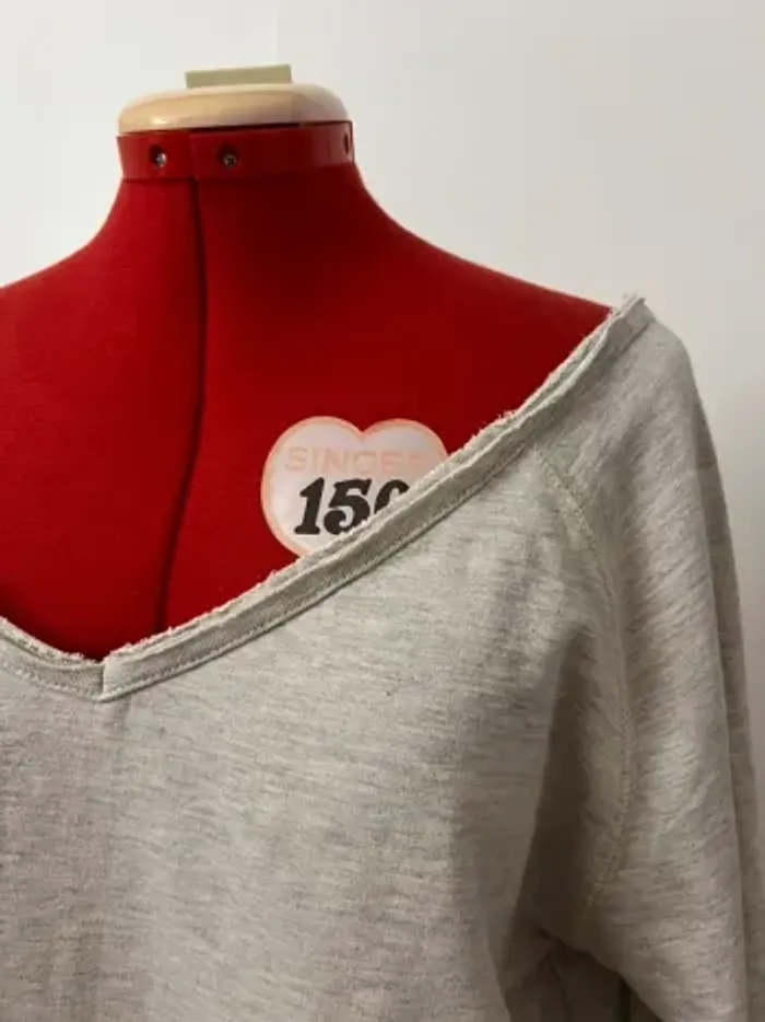 Sweat large gris clair col v P