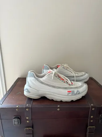 Baskets Fila blanches 40