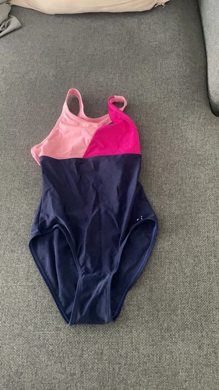 Maillot de bain bleu et rose