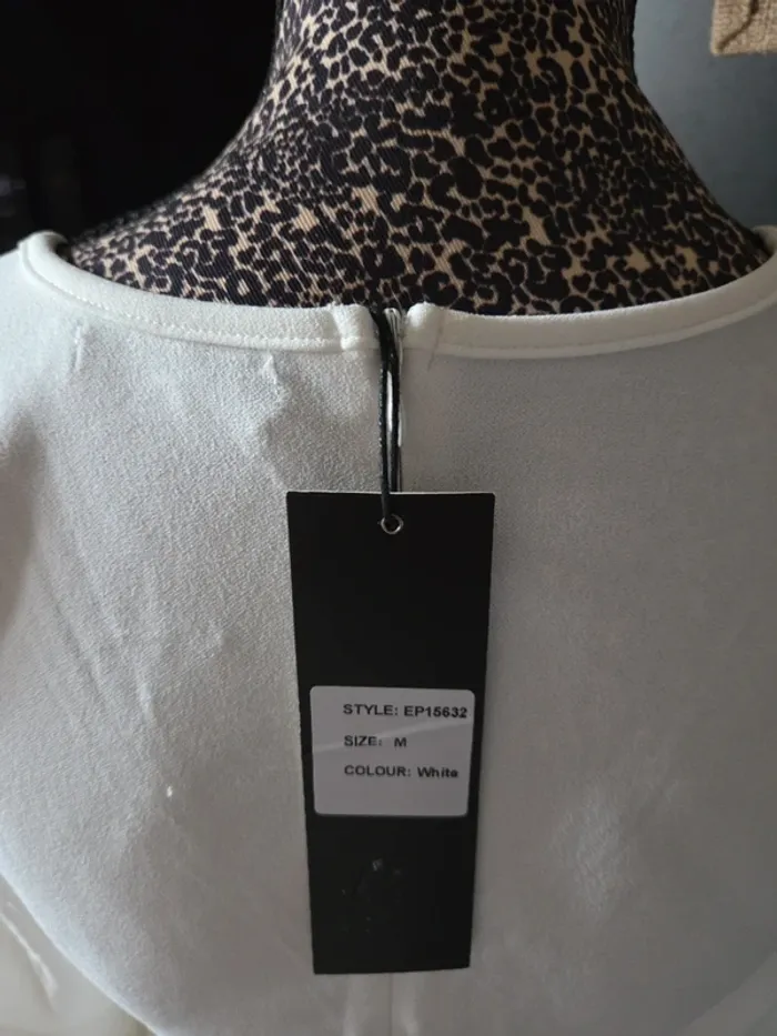 Robe de chez Eigt Paris Neuve en taille M - photo numéro 3