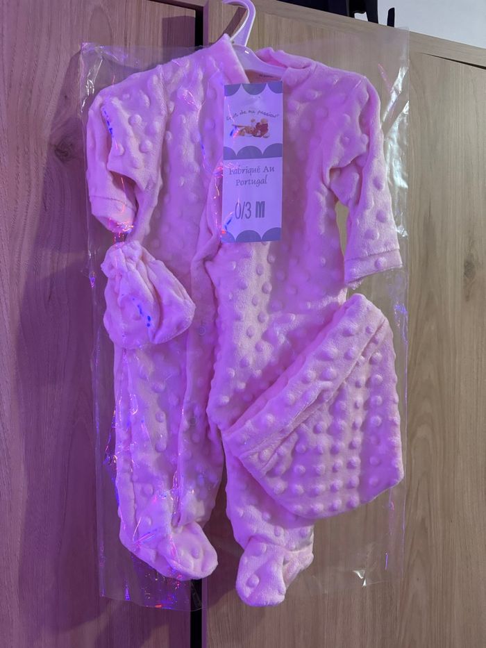 Ensemble de vêtements minky pour bébé. Tenue de naissance avec chaussons et bonnet, rose. - photo numéro 2