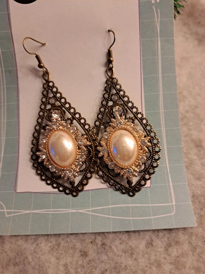 Boucles d'oreilles pendante avec cabochon nacré et strass - photo numéro 3