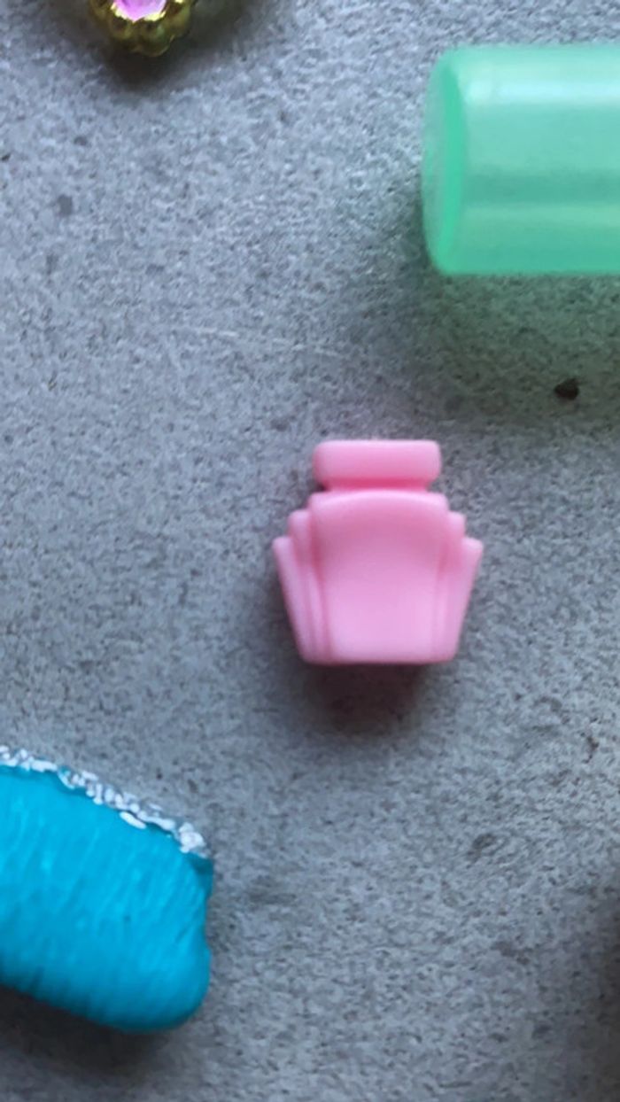 Lot accessoires pour poupée Barbie chaussures gourde collier sac parfum - photo numéro 8