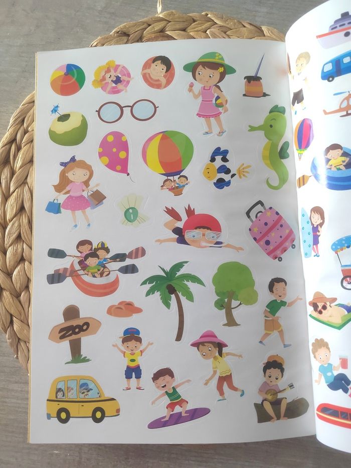 Livre d’activités et de coloriage Holiday + Stickers – Neuf - photo numéro 5
