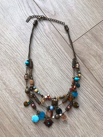 Collier couleur bronze avec perles de couleur et pendentifs