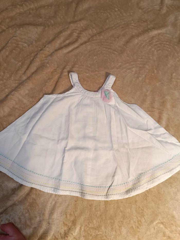 Tunique blanche satinée avec fleur en tulle