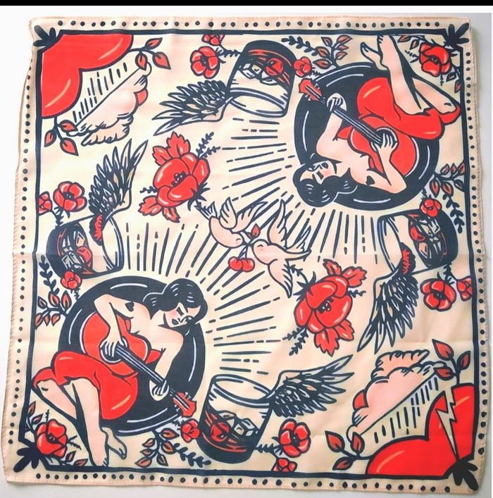 Foulard style rétro vintage pin up rockabilly avec hirondelle, roses, pin up et guitare 45x45cm