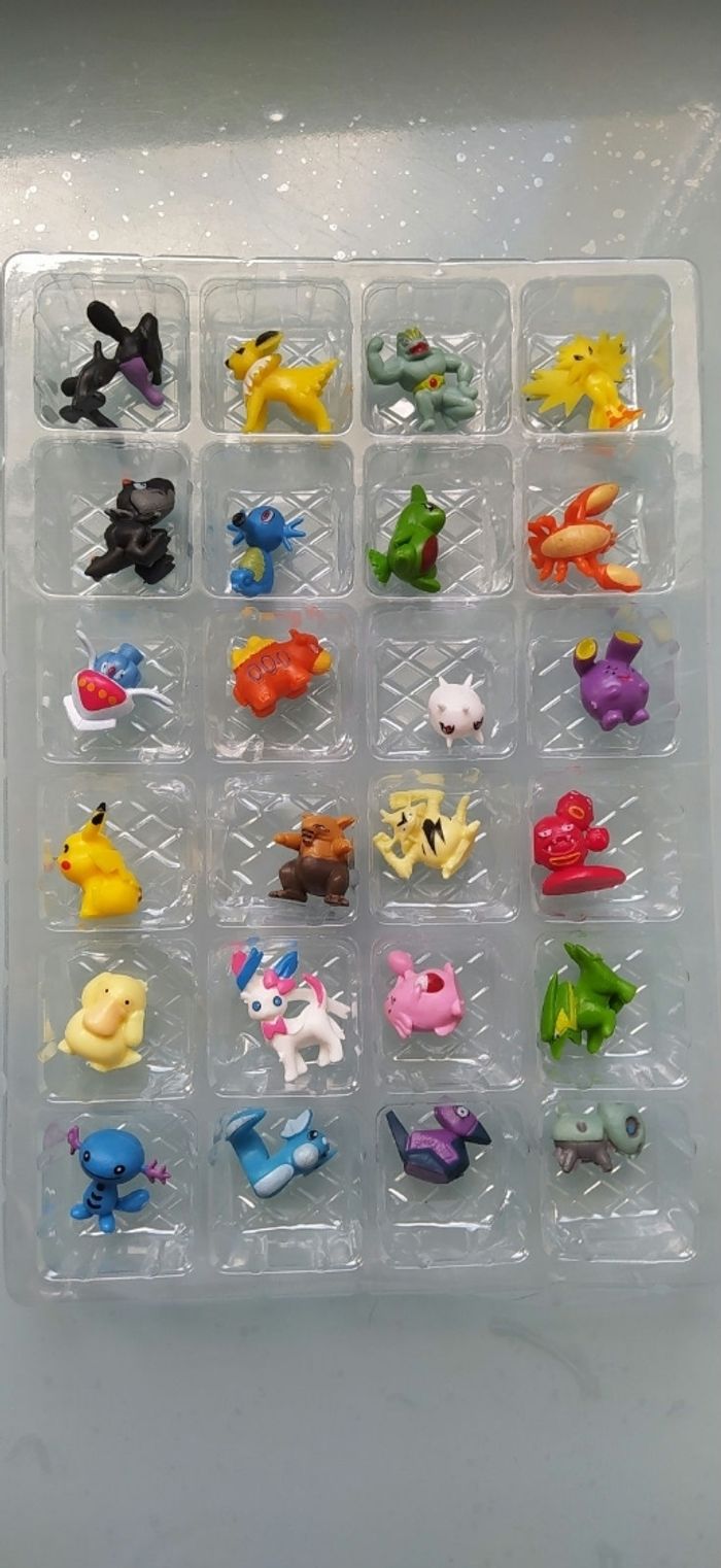 Calendrier de l Avent Pokémon bleu et ses 24 figurines - photo numéro 3