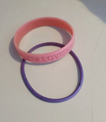 Lot de 2 bracelets souples en caoutchouc rose et violet