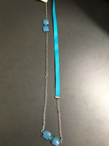 Collier ruban bleu