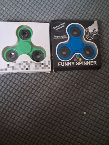 Lot 2 handspinner