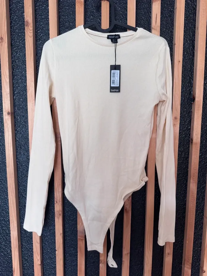 Body manches longues Boohoo Basics – Col rond – Ivoire / Beige – Taille 40 – Neuf