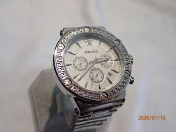 ELEGANTE MONTRE MASCULINE VERSACE SUISSE DE 2017, CHRONOMETRE A POUSSOIRS RAOIDES+ GUICHET DATE 