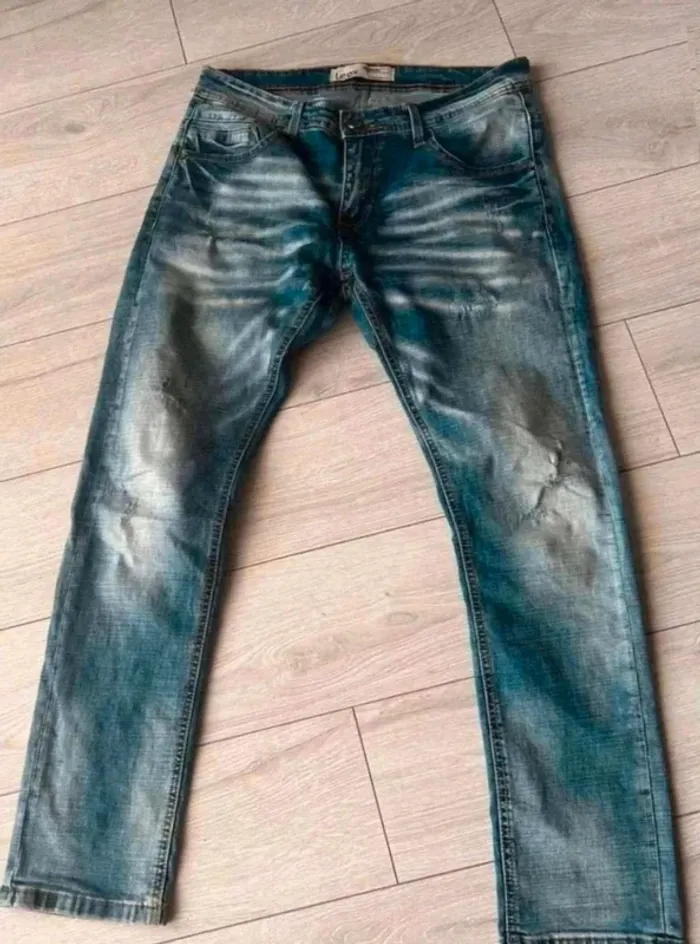 Jeans  fashion  taille 34 en  très  état  pour  homme  qui  dû du  38/40