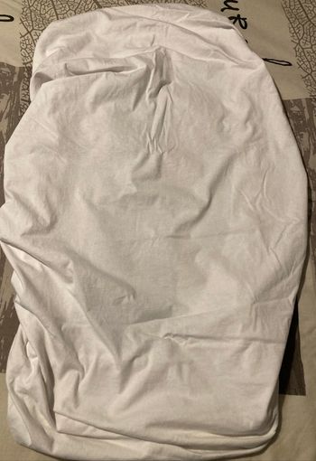 2 draps housse pour lit bébé 1 blanc et 1 crème En très bon état lavé et aucunes taches