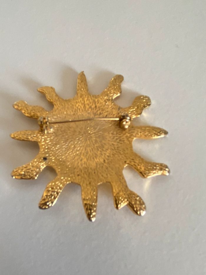 Broche vintage soleil avec visage en métal doré - photo numéro 5