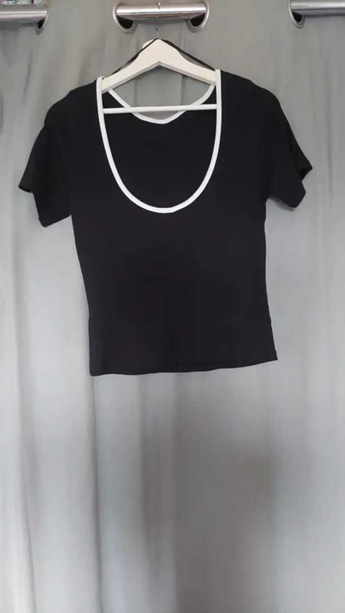 T-shirt Noir avec Contour Blanc – Décolleté Dos en U – Pimkie – Taille L - photo numéro 2