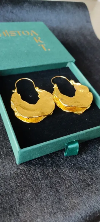 Paire de boucles d'oreilles pendantes dorées neuve