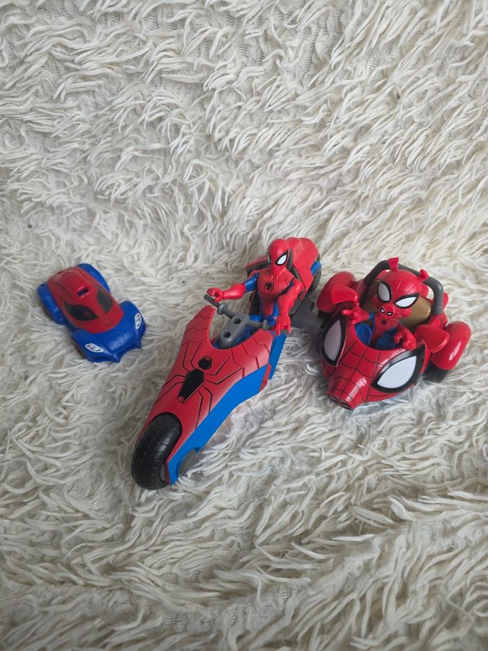 Voiture disney spiderman et spider cochon disneyland paris