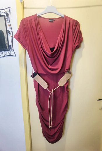 Robe rouge foncé bordeau avec ceinture
