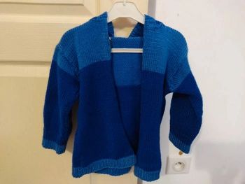 Gilet bleu à capuche. Tricoté main. 3 / 4 ans