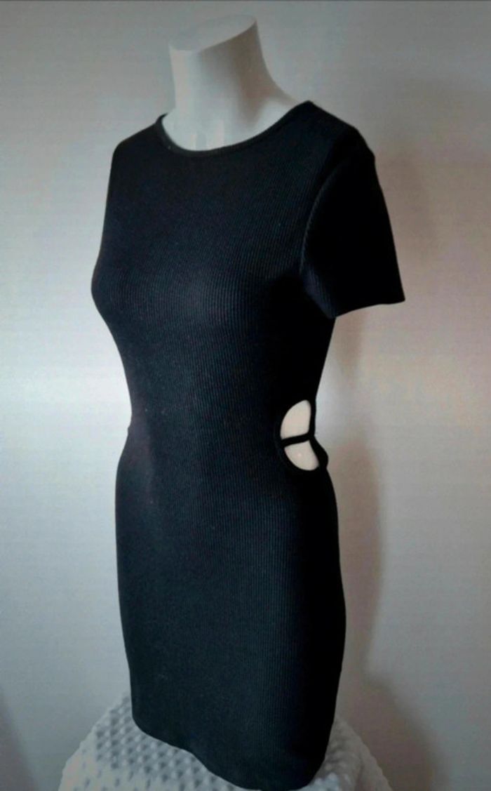 Jolie robe ajourée et cintrée taille S